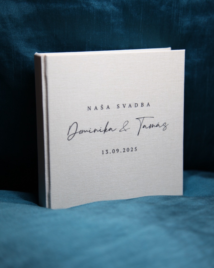 Tlačený svadobný album v ľanovej väzbe s menami Dominika a Tamás a dátumom svadby