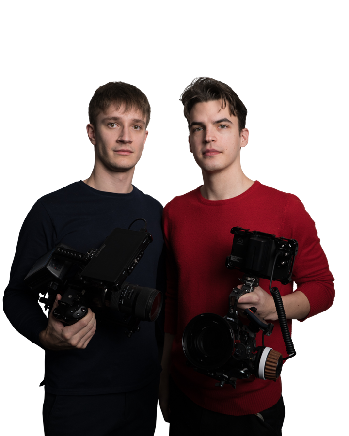 Dvaja členovia tímu DearDayFilms s kamerovou technikou